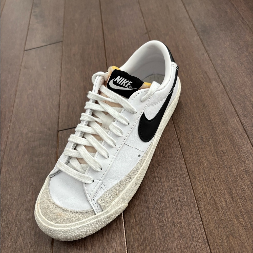 Nike Low Blazers